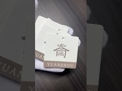 Ürünlerinizi özel kıyafet asma etiketleriyle güvenli bir şekilde etiketleyin ve tanımlayın