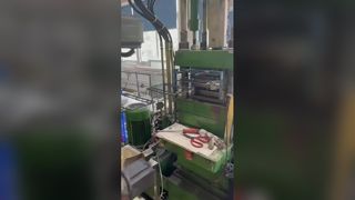 Siyah etiket etiket uygulaması, plastik kalıp için otomatik üretim sürecinin fiili çekimi
