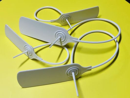 Büyük miktarda beyaz plastik kumaş güvenlik etiketi kıyafet dikdörtgen
