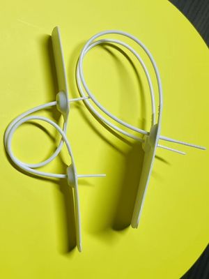 Büyük miktarda beyaz plastik kumaş güvenlik etiketi kıyafet dikdörtgen