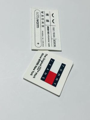 Dikişli giysiler üzerine demir nakışlı isim etiketleri özelleştirilmiş
