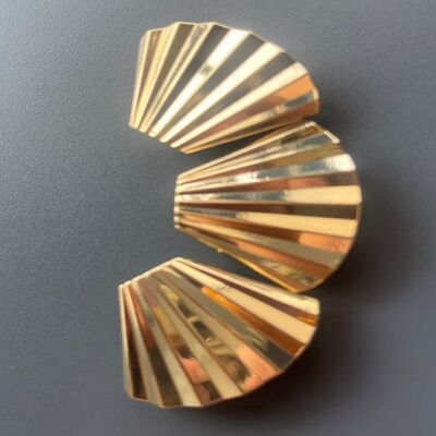 Garment Buttons Designed to Meet Shirt Package Requirements Featuring Durable Construction and Elegant Design